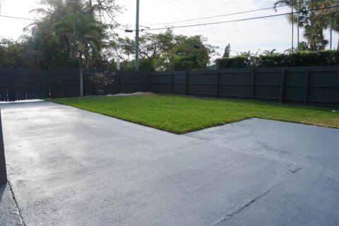 House in Oakland Park, Florida 4 bedrooms, 189.15 sq.m. № 2083217 - photo 2