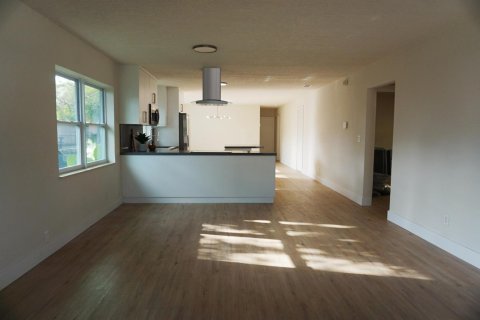 House in Oakland Park, Florida 4 bedrooms, 189.15 sq.m. № 2083217 - photo 10