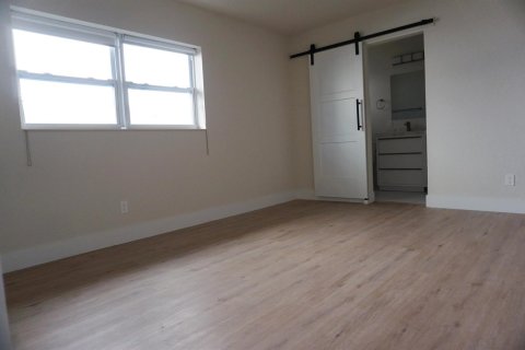 House in Oakland Park, Florida 4 bedrooms, 189.15 sq.m. № 2083217 - photo 12