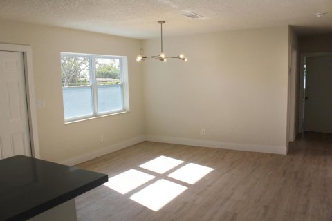 House in Oakland Park, Florida 4 bedrooms, 189.15 sq.m. № 2083217 - photo 5