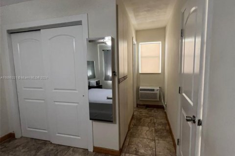 Commercial property in Fort Lauderdale, Florida 175.77 sq.m. № 1892744 - photo 13