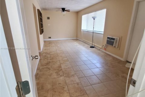Commercial property in Fort Lauderdale, Florida 175.77 sq.m. № 1892744 - photo 11