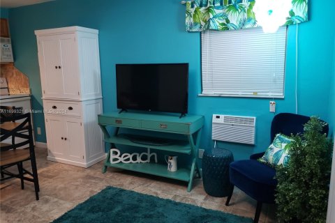 Commercial property in Fort Lauderdale, Florida 175.77 sq.m. № 1892744 - photo 19
