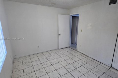 Condo in Miami, Florida, 2 bedrooms  № 2025740 - photo 12
