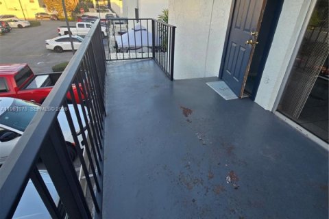 Condo in Miami, Florida, 2 bedrooms  № 2025740 - photo 8