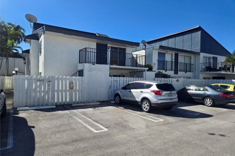 Condo in Miami, Florida, 2 bedrooms  № 2025740 - photo 1