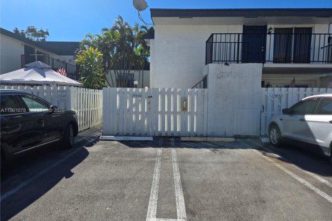 Condo in Miami, Florida, 2 bedrooms  № 2025740 - photo 2