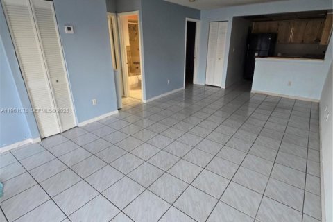 Condo in Miami, Florida, 2 bedrooms  № 2025740 - photo 9