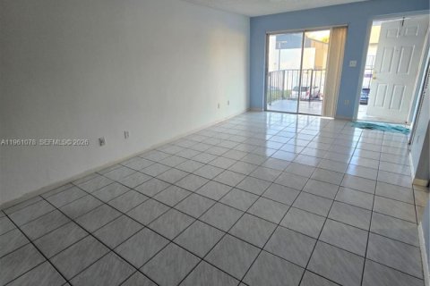 Condo in Miami, Florida, 2 bedrooms  № 2025740 - photo 10