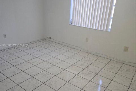 Condo in Miami, Florida, 2 bedrooms  № 2025740 - photo 11