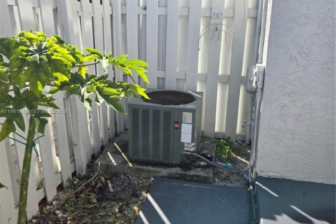 Condo in Miami, Florida, 2 bedrooms  № 2025740 - photo 6