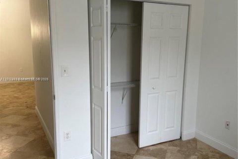 Condominio en alquiler en Miami, Florida, 2 dormitorios, 91.42 m2 № 2022626 - foto 19