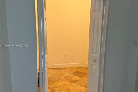 Condominio en alquiler en Miami, Florida, 2 dormitorios, 91.42 m2 № 2022626 - foto 15