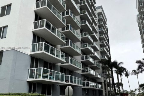 Condominio en alquiler en Miami, Florida, 2 dormitorios, 91.42 m2 № 2022626 - foto 2