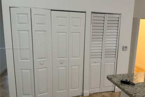 Condominio en alquiler en Miami, Florida, 2 dormitorios, 91.42 m2 № 2022626 - foto 13