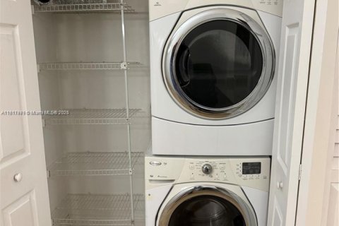 Condominio en alquiler en Miami, Florida, 2 dormitorios, 91.42 m2 № 2022626 - foto 12