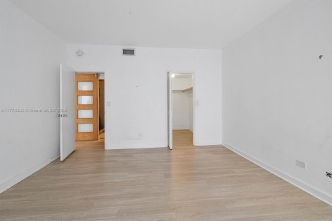 Condo in Coral Gables, Florida, 1 bedroom  № 1617650 - photo 17