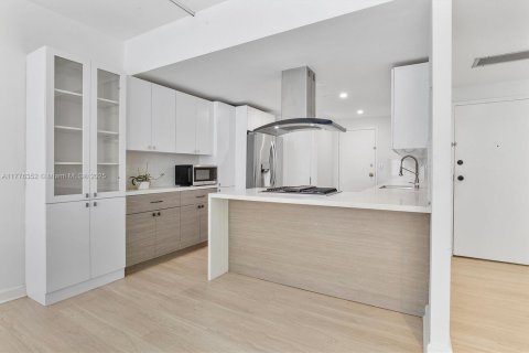 Condo in Coral Gables, Florida, 1 bedroom  № 1617650 - photo 11