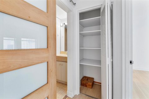 Condo in Coral Gables, Florida, 1 bedroom  № 1617650 - photo 12