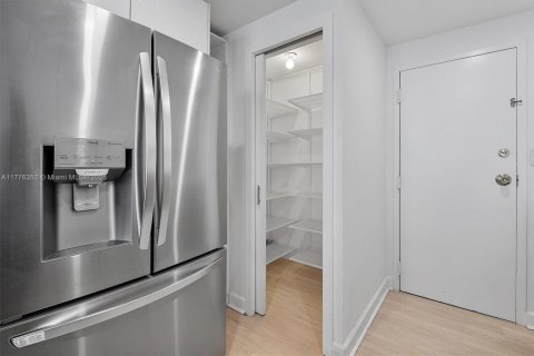 Condo in Coral Gables, Florida, 1 bedroom  № 1617650 - photo 10