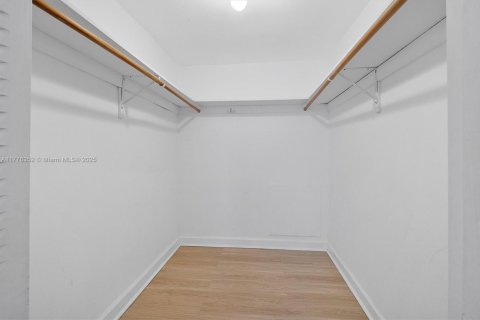 Condo in Coral Gables, Florida, 1 bedroom  № 1617650 - photo 15