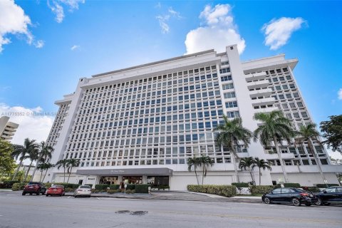 Condo in Coral Gables, Florida, 1 bedroom  № 1617650 - photo 1