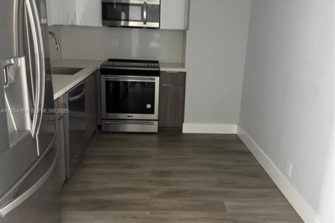 Снять в аренду кондоминиум в Майами, Флорида 2 спальни, 113.25м2, № 1992687 - фото 1