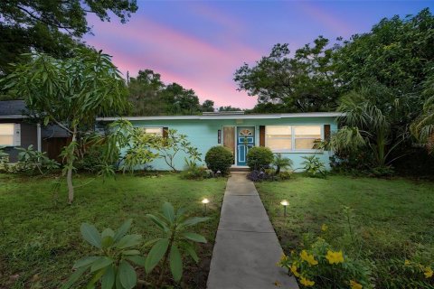 House in Gulfport, Florida 2 bedrooms, 94.76 sq.m. № 2409839