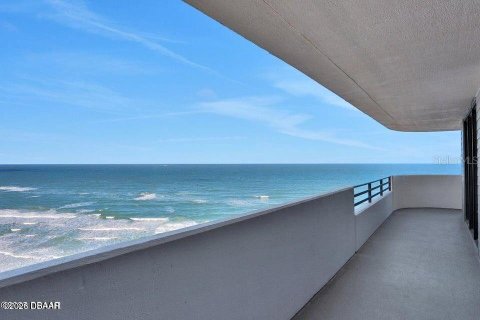 Condo in Daytona Beach, Florida, 3 bedrooms  № 2123399 - photo 2