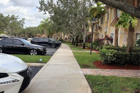 Townhouse in Miramar, Florida 3 bedrooms, 134.71 sq.m. № 2029916 - photo 10