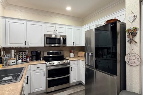 Townhouse in Miramar, Florida 3 bedrooms, 134.71 sq.m. № 2029916 - photo 2