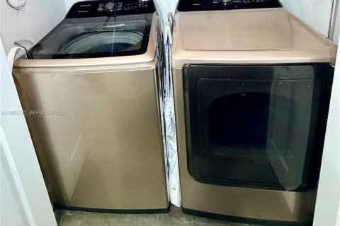 Townhouse in Miramar, Florida 3 bedrooms, 134.71 sq.m. № 2029916 - photo 13