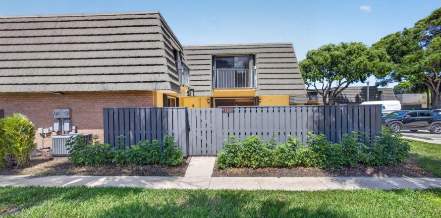Townhouse in West Palm Beach, Florida 2 bedrooms, 114.83 sq.m. № 2187140