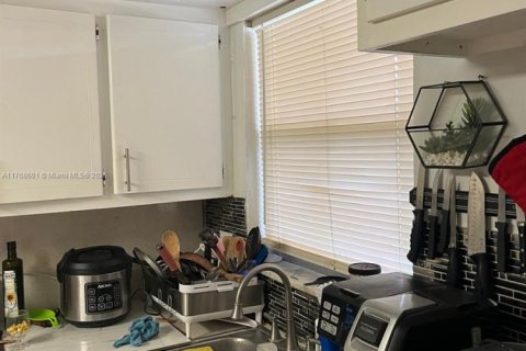Condo in Sunrise, Florida, 1 bedroom  № 1704761 - photo 11