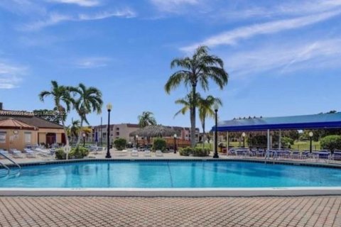 Condo in Sunrise, Florida, 1 bedroom  № 1704761 - photo 1