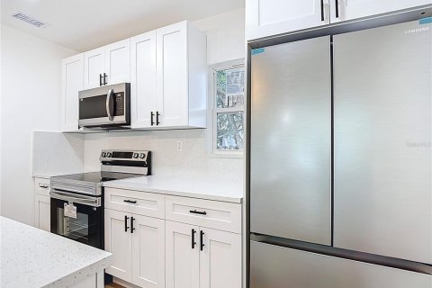 Villa ou maison à louer à Tampa, Floride: 2 chambres, 83.15 m2 № 2298417 - photo 12