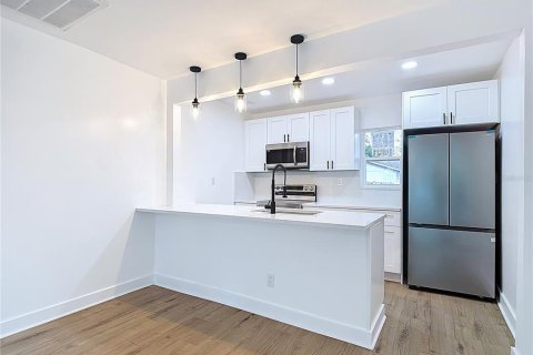 Villa ou maison à louer à Tampa, Floride: 2 chambres, 83.15 m2 № 2298417 - photo 11