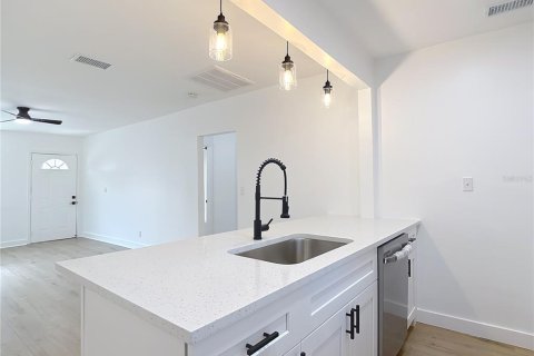 Villa ou maison à louer à Tampa, Floride: 2 chambres, 83.15 m2 № 2298417 - photo 14