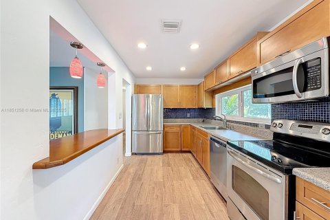 House in Lighthouse Point, Florida 3 bedrooms, 146.04 sq.m. № 1855370 - photo 14