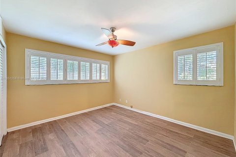 House in Lighthouse Point, Florida 3 bedrooms, 146.04 sq.m. № 1855370 - photo 25