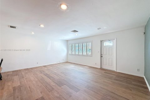 House in Lighthouse Point, Florida 3 bedrooms, 146.04 sq.m. № 1855370 - photo 7