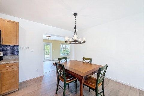 House in Lighthouse Point, Florida 3 bedrooms, 146.04 sq.m. № 1855370 - photo 11