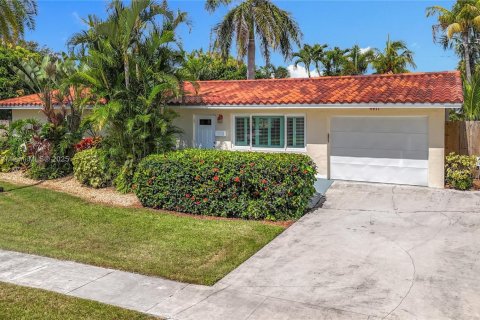 House in Lighthouse Point, Florida 3 bedrooms, 146.04 sq.m. № 1855370 - photo 1