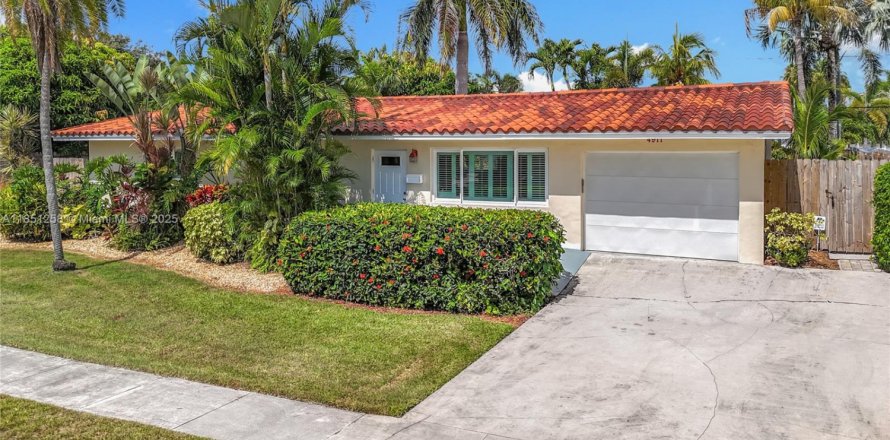 House in Lighthouse Point, Florida 3 bedrooms, 146.04 sq.m. № 1855370