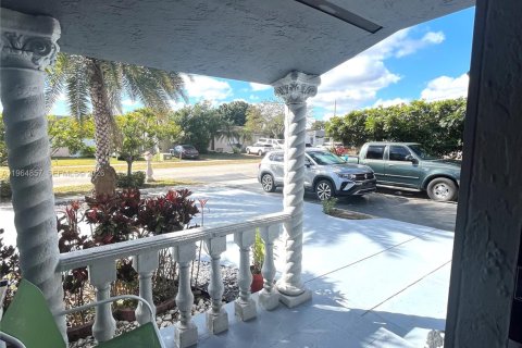Casa en venta en Miami, Florida, 3 dormitorios, 141.03 m2 № 2028331 - foto 2