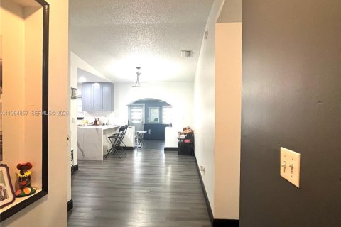 Casa en venta en Miami, Florida, 3 dormitorios, 141.03 m2 № 2028331 - foto 5