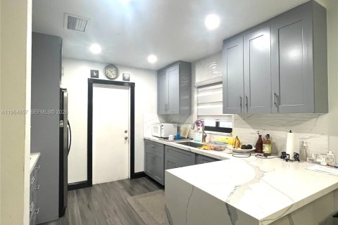 Casa en venta en Miami, Florida, 3 dormitorios, 141.03 m2 № 2028331 - foto 8