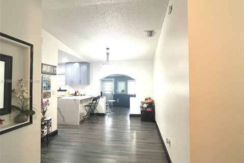 Casa en venta en Miami, Florida, 3 dormitorios, 141.03 m2 № 2028331 - foto 4