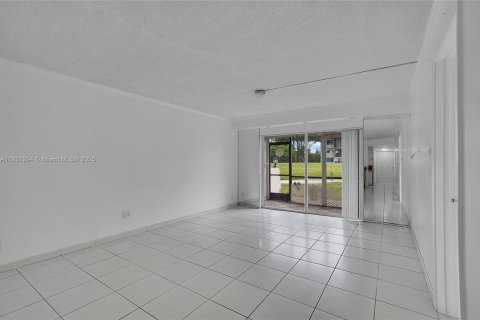 Copropriété à vendre à Pembroke Pines, Floride: 2 chambres, 108.7 m2 № 1975877 - photo 12