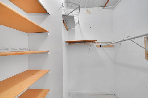 Copropriété à vendre à Pembroke Pines, Floride: 2 chambres, 108.7 m2 № 1975877 - photo 17